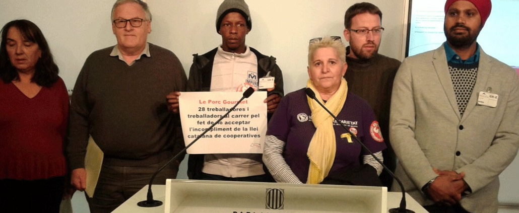 Montse Castañé, con trabajadores despedidos, en el Parlament foto: Cos Nacional